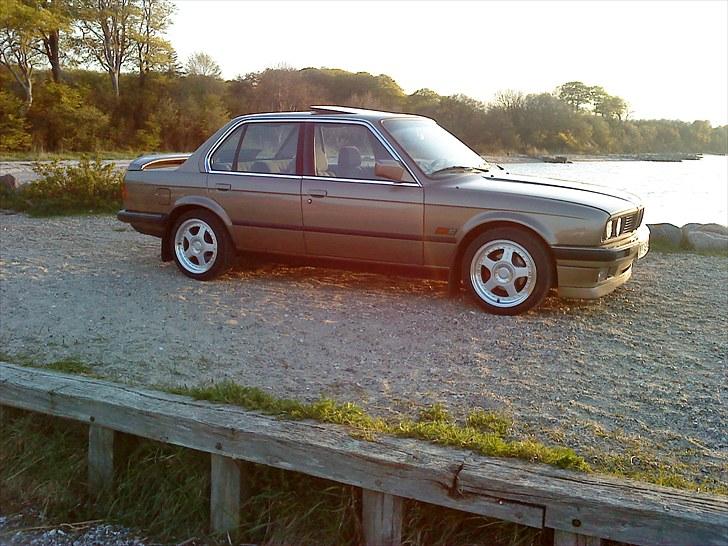 BMW 325I    E30  - Fint skal det være :) billede 1
