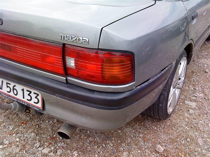 Mazda 323 bg totalskadet - Så lidt skade kan koste 22500kr på grund af en dum kvinde menneske. billede 11
