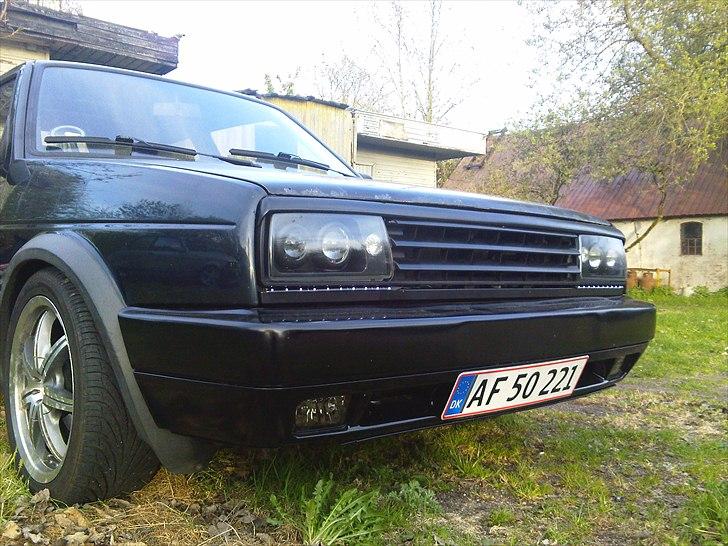 VW Jetta 2dørs "Coupé" - Kofangeren blev også cleanet for blinklys og fik krystal tågelygter med en smule toning for ikke at være springe for meget frem. Idéen med den var der sku laves så de tændte når man brugte blinklyset i pågældende side som de nye Mercere gør. billede 2