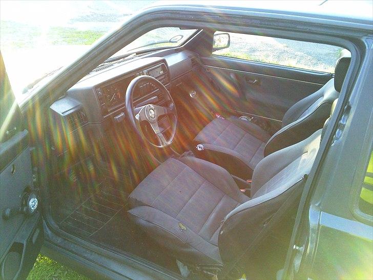 VW Jetta 2dørs "Coupé" - Fin kabine (pånær hullet i førersædet ;) der kom i, samt et Momo rat. billede 7
