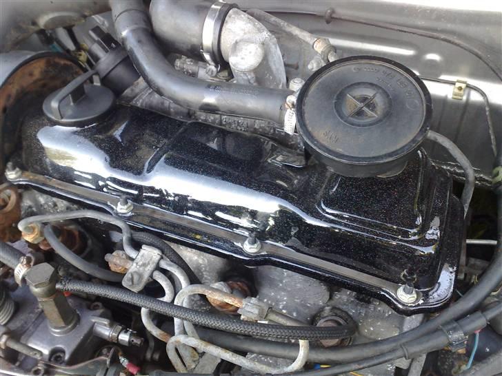 VW Jetta 2dørs "Coupé" - Svært at se, men ventildækslet fik en special lak med forskellig farvet flake maleren fik lov at lege lidt med :) billede 8