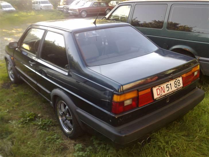 VW Jetta 2dørs "Coupé" - Refleksbjælken kom af og logoet blev fjernet fra bagpanelet. billede 9