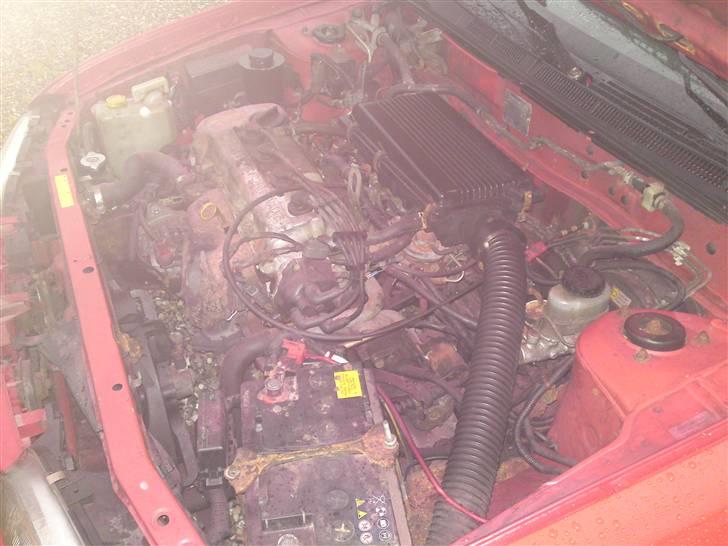 Nissan Almera 1,6 - Motor inden vask. billede 8