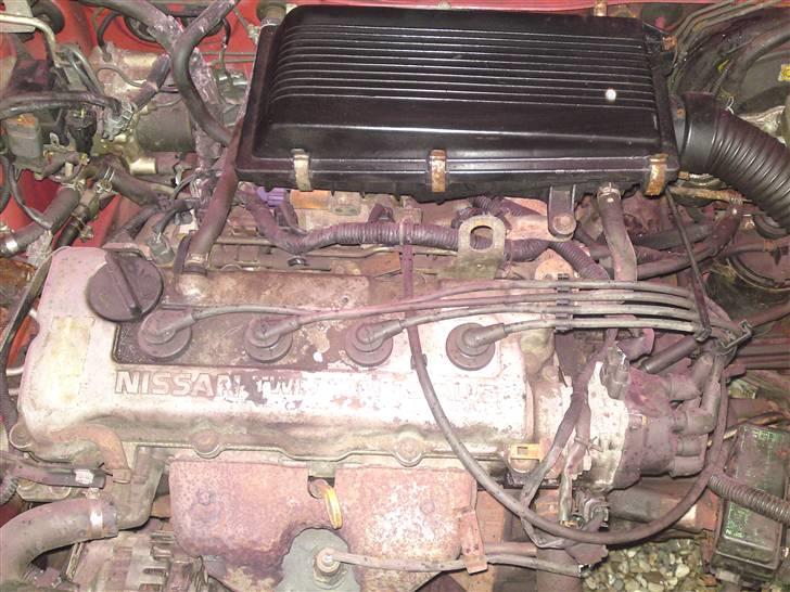 Nissan Almera 1,6 - Motor inden vask. billede 10