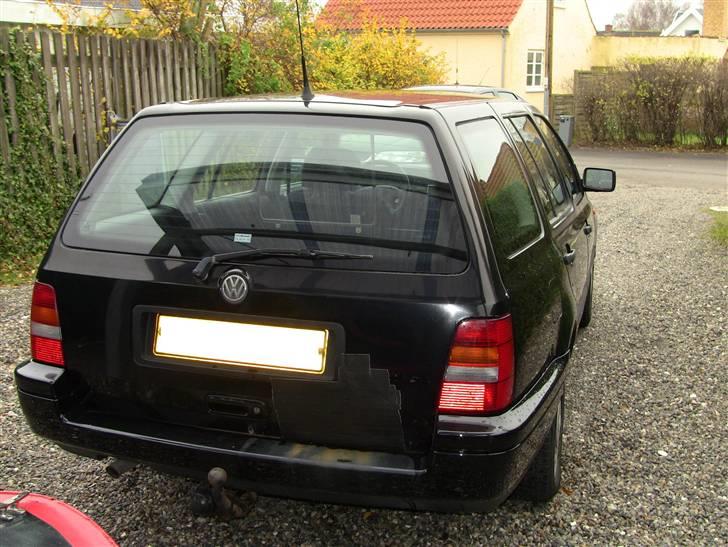 VW Golf 3 Variant *SOLGT* - Bagklappen skal skiftes straks vejret er til en heloplakering af bilen - indtil da dækker gaffatapen lige et grimt hul... billede 4