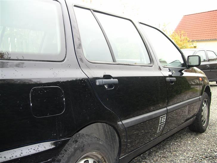 VW Golf 3 Variant *SOLGT* - Højre side - den står da meget pæmt.....synes jeg.... billede 5