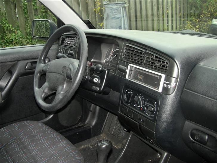 VW Golf 3 Variant *SOLGT* - Kabinen står pænt nok af en Nov.1995 bil at være.... billede 9