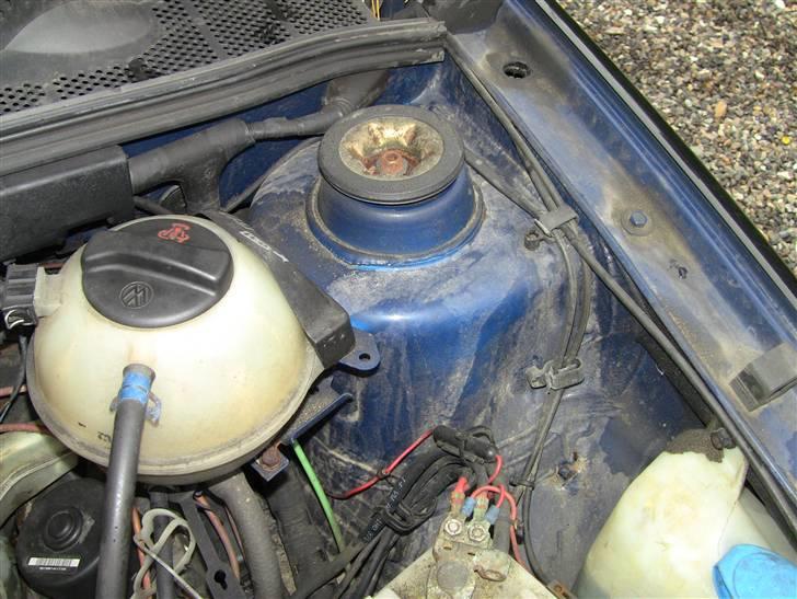 VW Golf 3 Variant *SOLGT* - Samme her - tårnet står fint.....et af de steder jeg frygtede for rust. billede 13