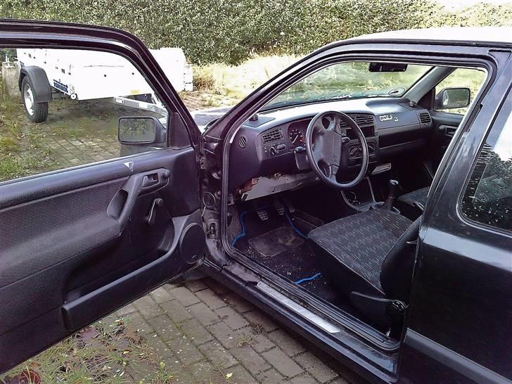 VW Golf Das Auto!   - Fin kabine . Der er rodet med sikringer , men det bliver dækket meget snart når vi tager os sammen :) billede 6