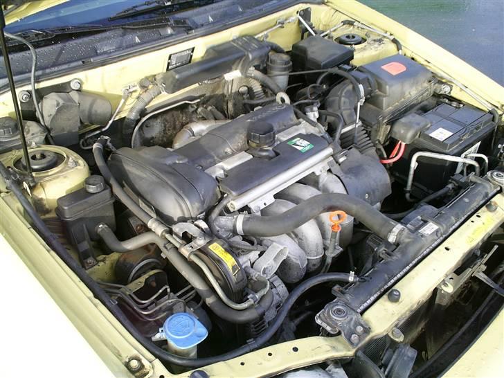 Volvo S40 1.8  - Motór rummet.. Er behandlet med rustbehandling (suvo) derfor er det ikke særlig rent .. Men der er ingen rust :) billede 10