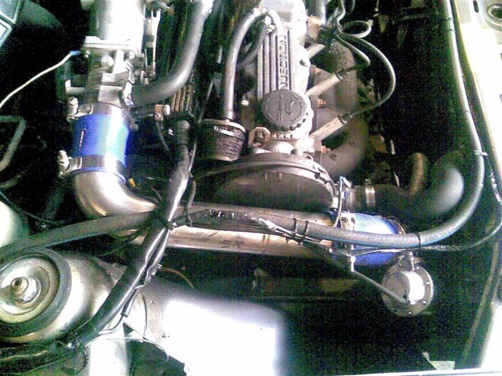 Opel vectra 4x4 SOLGT - så kom der en lidt hæs dump, justerbart ladetryk samt justerbart benzintryk til og selvfølgelig et a de der brian boost ure i kabinen ;-)  billede 10