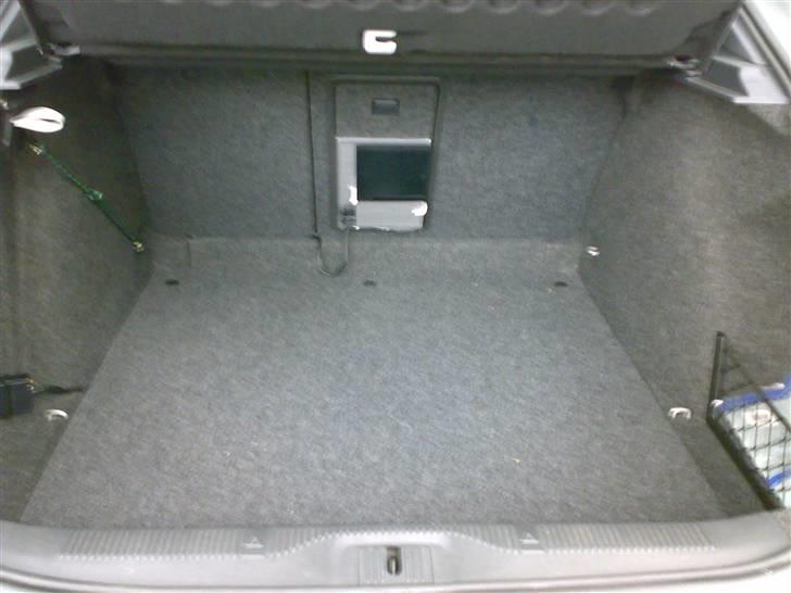 Skoda octavia RS 2,0 TDI - Playstation 2 monteret fast bagi så man bare skal lægge armlænete ned :-) Har ladet mig fortælle at en playstation 3 ikke kan klare rystelserne...  billede 16