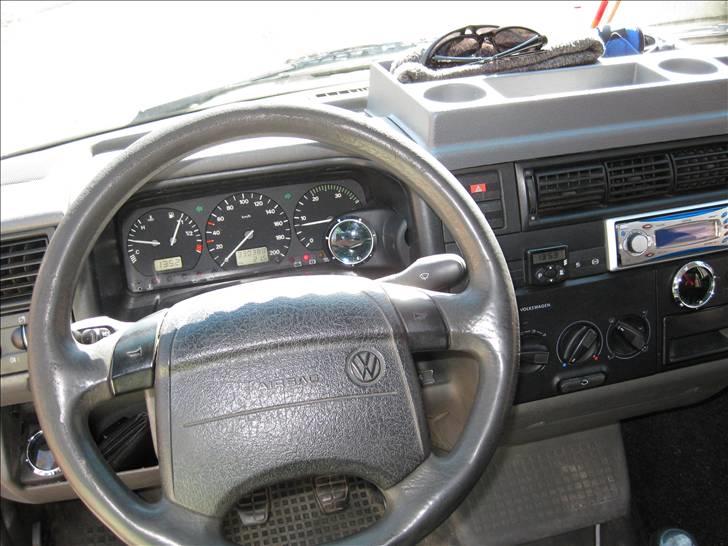 VW Transpoter 2,5 TDI - 3 ekstra uger i T4 fra venstrer: olie temp, Ladetryk og voltmeter. Og man kan lige nå at se at der også er fartpilot i. billede 10