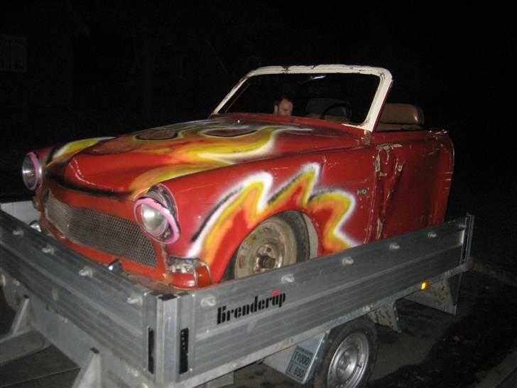 Volvo 121- Esmeralda Grease-bil - Så skulle den hentes (19/11-09), da teateret skulle bruge pladsen. Det er IKKE mig, der har malet flammer uden malertape, eller lygtekrandsene pink. billede 18