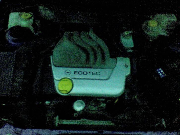 Opel Astra 1,6 16v - Der kommer et pæner billde af motor billede 9