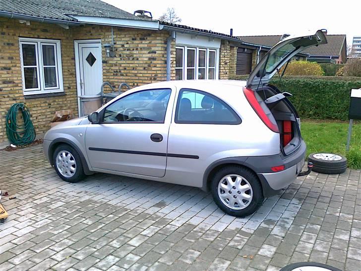 Opel Corsa C 1,7 DI *SOLGT* - Så på vinterhjul... Faktisk ikke så grimt som man kunne ha´ frygtet... billede 7