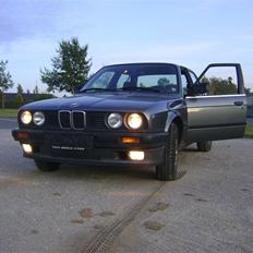 BMW E30 320i 