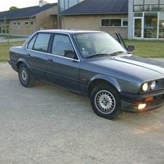 BMW E30 320i 