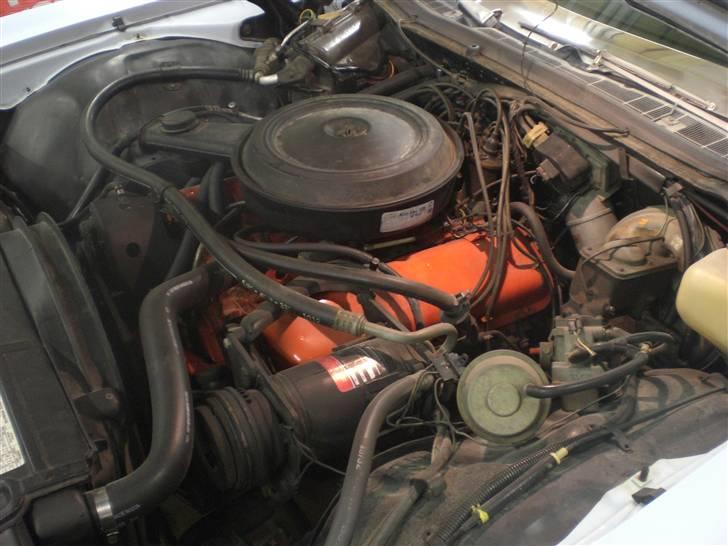 Chevrolet Impala Convertible - Motoren, stor og fylder hele motorrummet, men ingen bling bling, det var jo normalt i 70erne billede 8