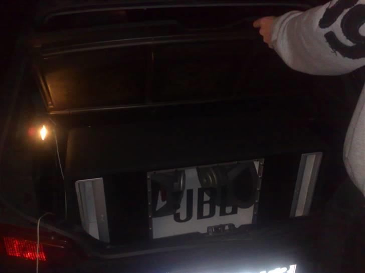 Peugeot 106 S. "Grislingen"  - Dejlig 2x12" JBL subwoofer - så kan jeg køre lange ture i grislingen xD billede 14