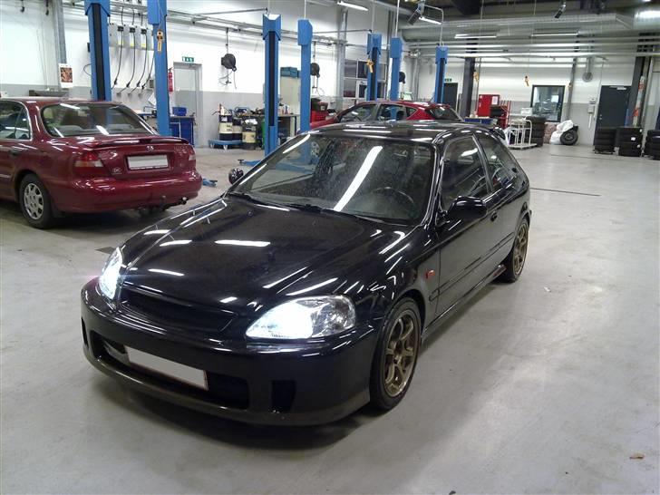 Honda Civic Vti/Type R replica - I læ for regnen (ligner xenon :-S - er det ikke det e Nightbreaker) billede 2