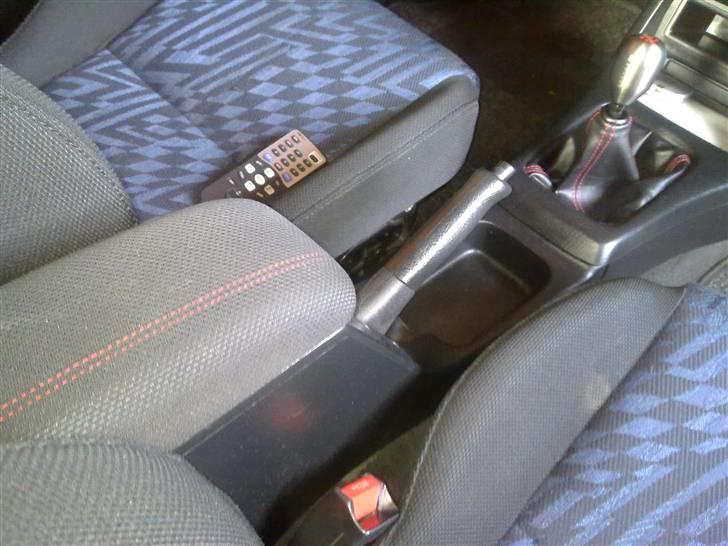 Honda Civic Vti/Type R replica - Rød syning gennem armlænet  billede 10