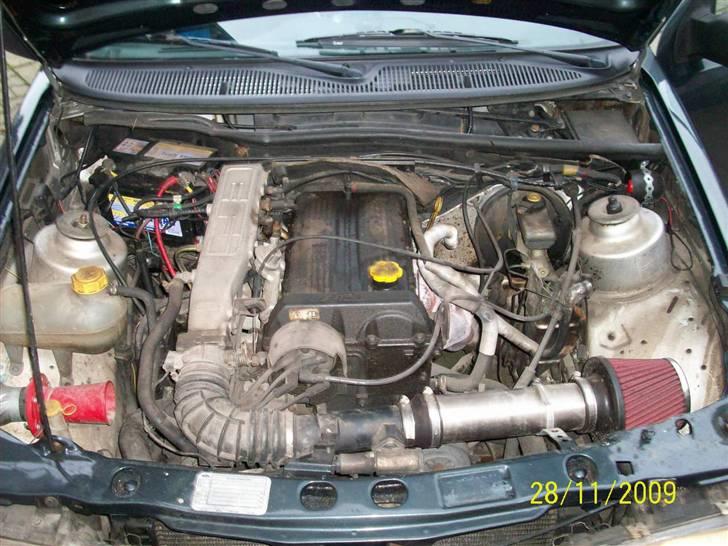 Ford Sierra   -----SOLGT---- - Motoren som det kan ses mangler en kærlig hånd men mangler et sted hvor jeg kan stå og gøre det. billede 16