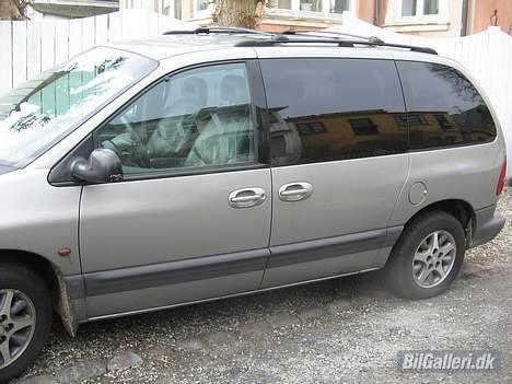 Chrysler Voyager - Fra siden (den er ret stor så det hele kunne ikke komme med :s) billede 3
