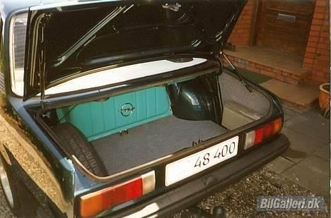 Opel Ascona B (SOLGT) - tanken er mintgøn og under pladen i bunden ligger benzin pumpen og filteret billede 9