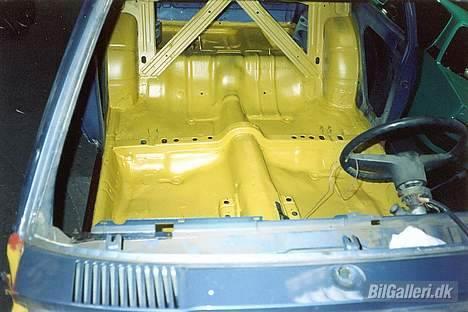 Opel Ascona B (SOLGT) - de lydisolerende plader i bunden blev fjernet og bunden grundet og lakeret gul billede 10