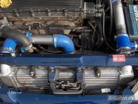 Rover 220 Coupé Turbo - Intercooleren er placeret foran vandkøleren (CA 3-400% større) samt 2 nye mere effektive blæser som er placeret foran intercooleren. billede 7