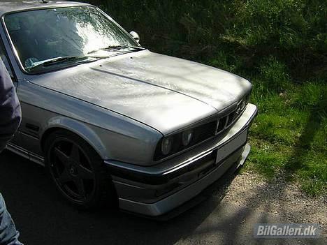 BMW E30 325i Touring - NYT NYT såden ser fronten ud nu...og de nye fælge kan også ses billede 16