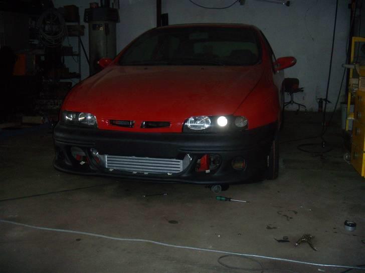 Fiat Bravo HGT-T Solgt - min nye front skal også lige males. man kan godt lige se intercoolern. billede 5