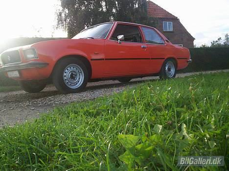 Opel Rekord D - Den er sænket en smule bag, så den ligger den godt...  Der bliver mere og mere Amerikaner over den her Opel :P billede 13