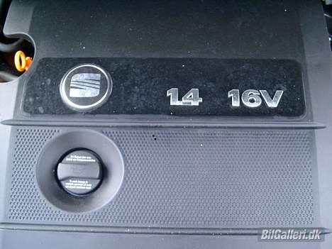 Seat Ibiza (Solgt) - Motoren bliver pænt gemt væk for os der ikke er så ferm med en skruetrækker :) Sikkert en god ting! billede 16