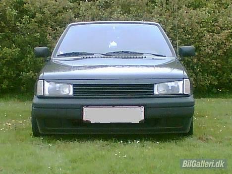 VW Polo Coupé (solgt) - Så er der kommet emblemfri front på og motorhjelmsforlænger "Böseblick" på.. billede 1