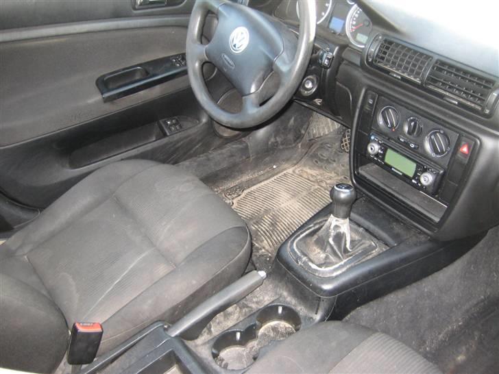VW Passat 3BG #SOLGT# - Sådan så den ud inden i da jeg købte den... Ikke særlig lækker! billede 7