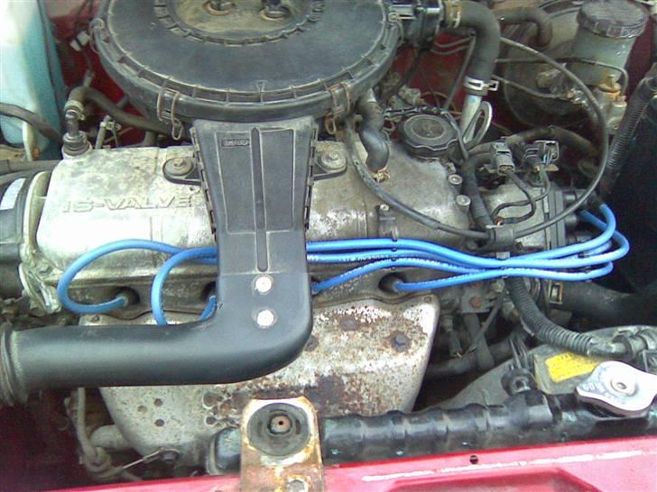 Mazda 121 Glx *SOLGT*  - Den trosfaste maskine  , som vist nok oz ligger i 323 éren . Nu med nye Blå  LUCAS tændkabler billede 2