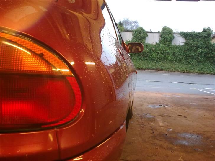 Mazda 121 Glx *SOLGT*  - Et kig ned af bilens side ... billede 4