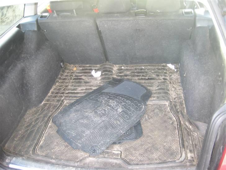 VW Passat 3BG #SOLGT# - Sådan så den ud inden i da jeg købte den... Ikke særlig lækker! billede 8