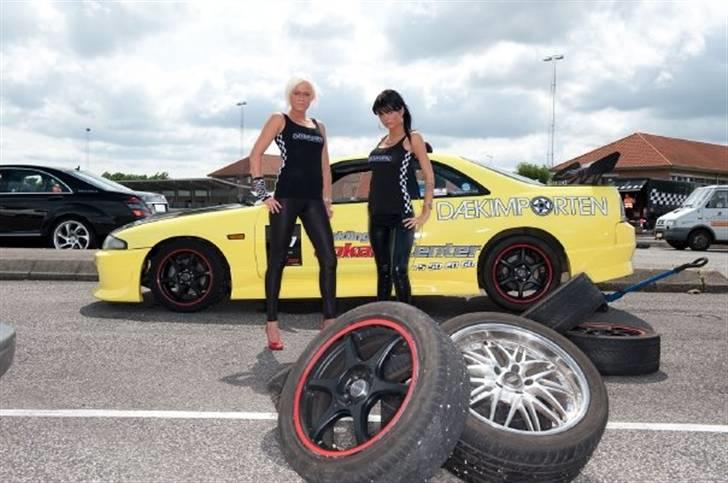 Nissan Skyline R33 Gts-t  - Linda og Louise fra Dækimporten babe team billede 2