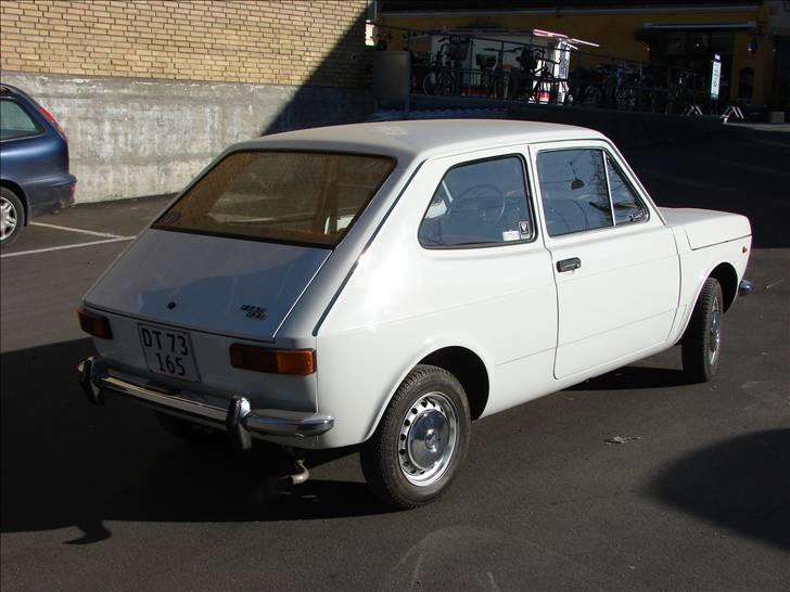 Fiat 127 a Berlina (Vittorio) - Jeg synes nu den var pænere, med de originale sorte italienske nummerplader...... Tænk at måtte slippe 11.111 kr. (9.931 i afgift + 1.180 for pladerne) for disse rædsler i aluminium.... billede 2