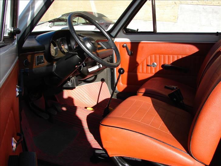 Fiat 127 a Berlina (Vittorio) - Den flotte rød/orange kabine... Rattet er fra en Fiat 128 coupé, da det er en smule mindre end det originale (som er gemt), så der er lidt mere plads til h. ben, når vognen skal i 1 gear ;-) billede 7