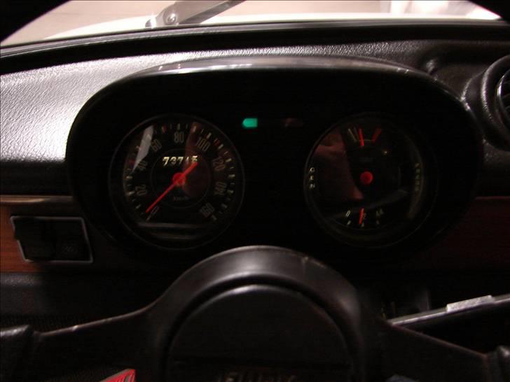 Fiat 127 a Berlina (Vittorio) - Instrumenteringen, med kølevandstermometer fra Veglia, der er eftermonteret originalt efterudstyr. Jeg synes det er så tarveligt, kun at have en advarselslampe, der sikkert først lyser op, når det er for sent..... billede 10