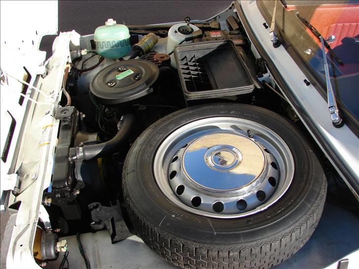 Fiat 127 a Berlina (Vittorio) - Her hviler den vildeste motor fra Torino..... Og så rasler den ligeså meget som en gammel Simca! - Men sådan skal den lyde... Og jeg kom liige til at komplementere med lidt chrome i motorrummet!... Ja ja - det er hjulkapslen på reservehjulet! :-) billede 11