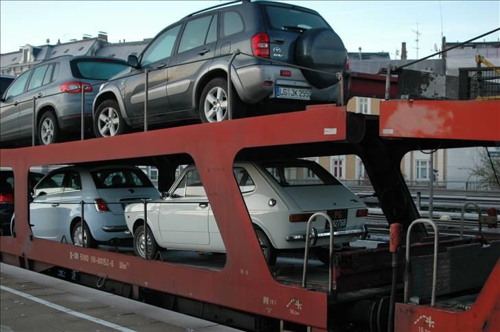 Fiat 127 a Berlina (Vittorio) - Hamburg Altona station en tidlig frostkold morgen. Vi fulgte nemt med den nye 500 der lå foran os....For den lille Fiat har aldrig før kørt så stærkt, da D.B. lover at toget kører over 160 km/t! ;-) Men FUCK! Bilen var underafkølet... billede 17
