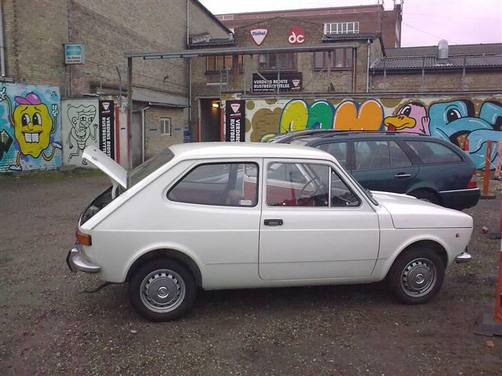 Fiat 127 a Berlina (Vittorio) - 1 stop i DANMARK...... Rustbeskyttelsescenteret! For selvom bilen skal leve som hobby/garagevogn, så kan man aldrig gøre nok, for at holde rustdjævelin stangen! ;-) billede 19