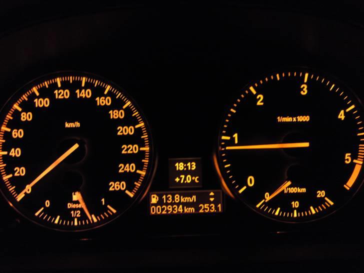 BMW E90 318D - 2934 km har bilen på bagen..  billede 7