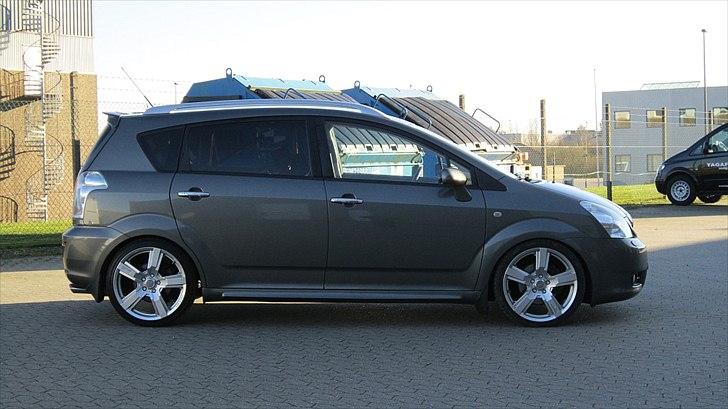 Toyota Corolla Sportsvan D-CAT - Efterår 2010 - så kom der endeligt Toyota Motorsport skørter og spoiler på den :) - og 19" OZ Versilia fælge... billede 1