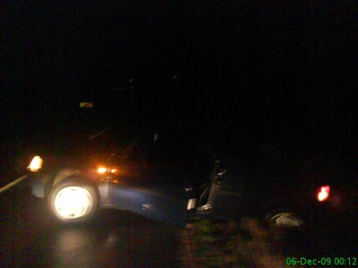 Peugeot 106 S. "Grislingen"  - mig og grilsingen i grøften ;D hehe man skal ikke vende, når man ikke kan se noget ;)  billede 15